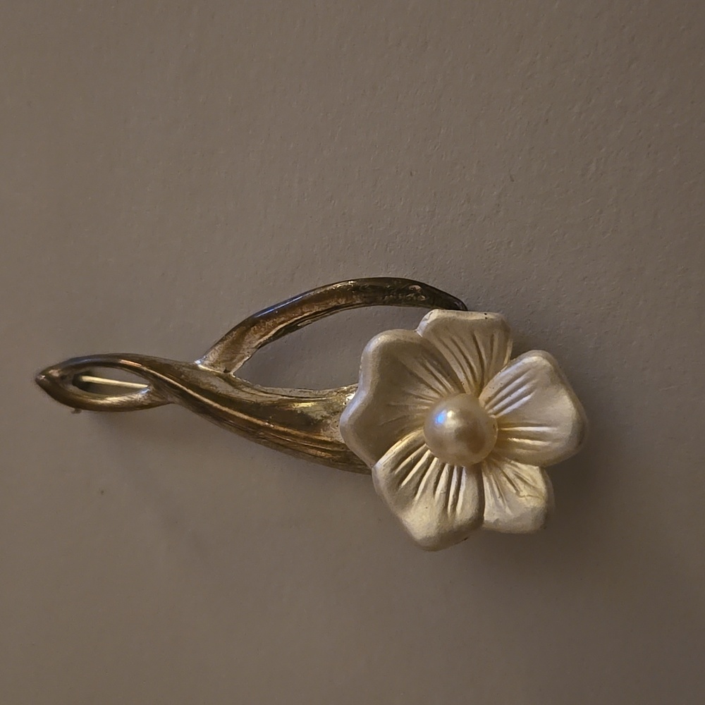 Vintage Silver and Cream Floral Brooch - Picture 2 of 6